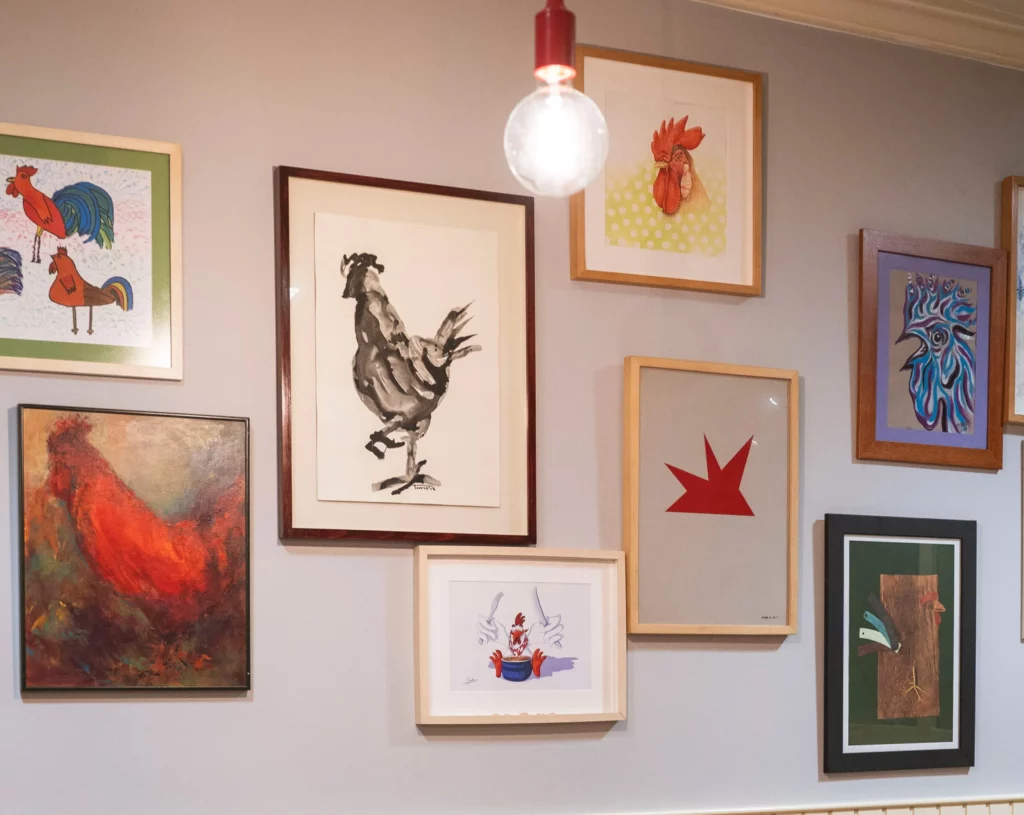 Fotografía de los cuadros que decoran el bar Restaurante O Polo.